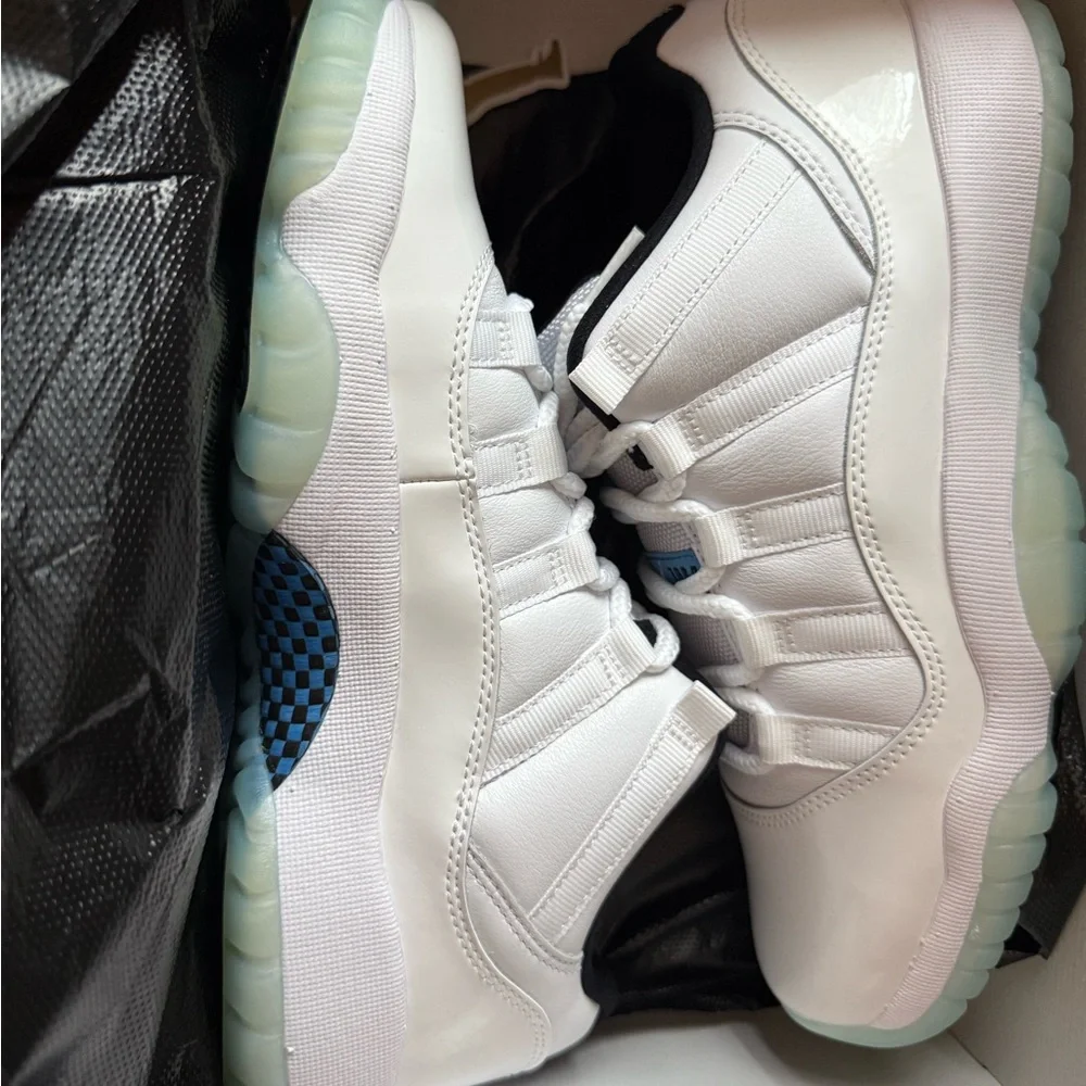 Jordan Kids Sneakers in White and Light Blue - Picture 3 of 5